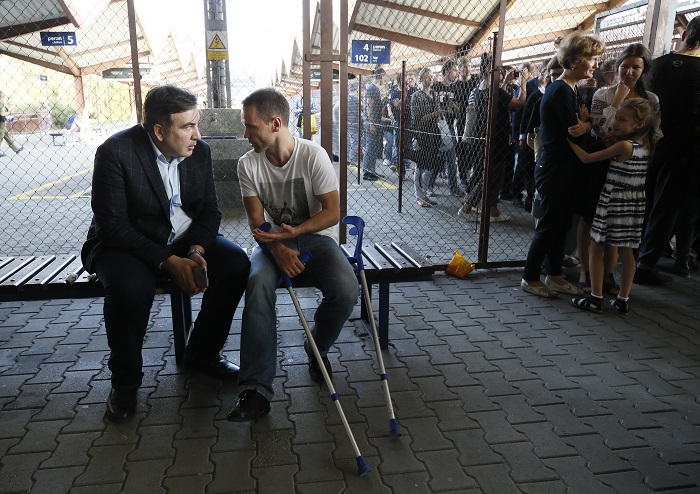 Однако Саакашвили был ссажен с поезда в Польше и ему пришлось добираться до границы на автобусе